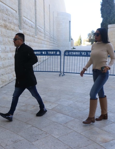 בני פרץ ואשתו בבית משפט, נובמבר 2019 (צילום: פול סגל)