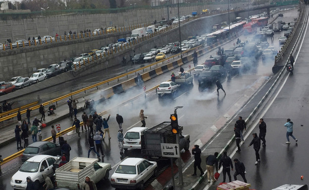 מחאת הדלק באירן‎ (צילום: reuters)