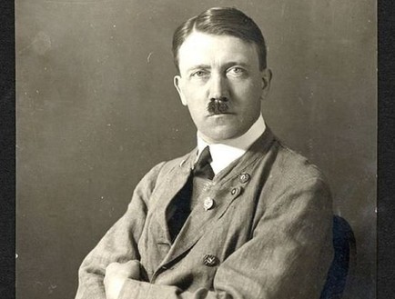 היטלר במכנסיים קצרים (צילום: Hoffmann Munchen)