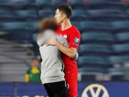 צעיר שפרץ למגרש במהלך משחק הנבחרת מול פולין (צילום: רויטרס, רויטרס_)