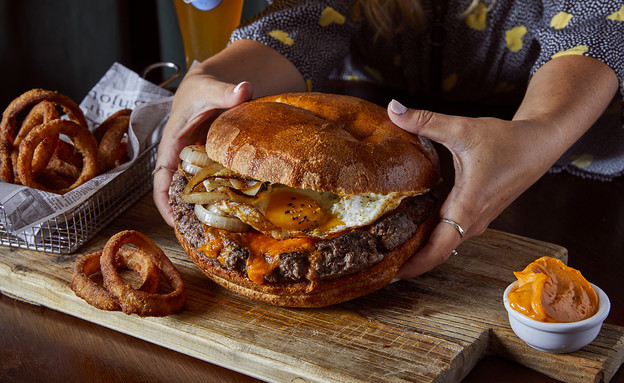 אברטו המבורגר ענק  (צילום: אפיק גבאי,  יח