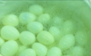 זה מה שמגישים בבתי הקפה במקום ביצים  (צילום: מתוך "חי בלילה",  קשת 12  )