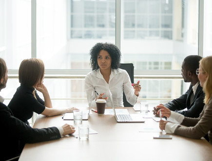 מנהלת מסבירה לעובדים