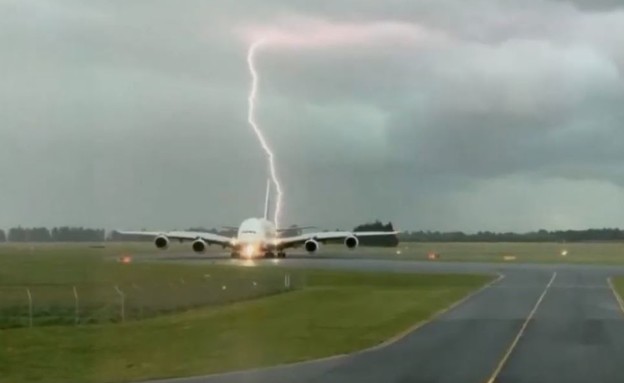 ברק פוגע במטוס (צילום: יוטיוב)
