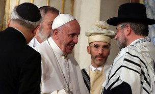 האפיפיור פרנציסקוס מבקר בבית הכנסת ברומא (צילום: Gettyimages IL)