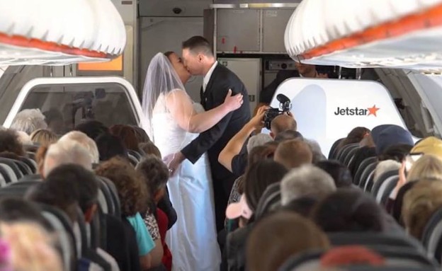 בני הזוג התחתנו במטוס בין אוסטרליה לניו זילנד (צילום: CNN)