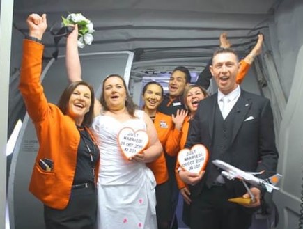 בני הזוג התחתנו במטוס בגובה 7 אלף רגל (צילום: CNN)