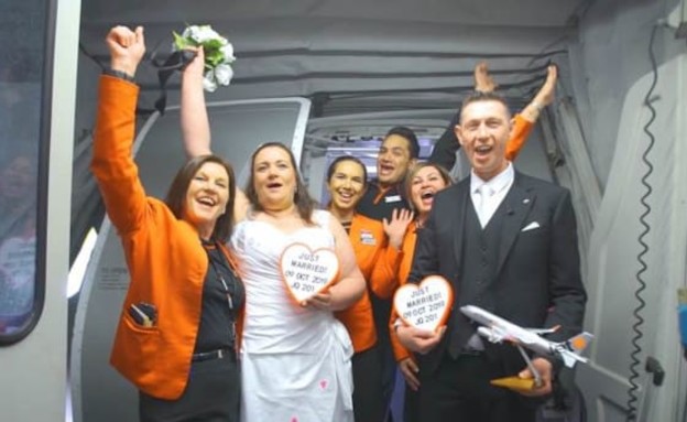 בני הזוג התחתנו במטוס בגובה 7 אלף רגל (צילום: CNN)