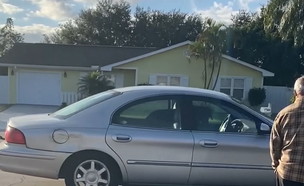 בעל הכלב השאיר את הכלב במכונית מונעת 