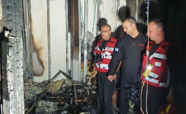 שרפה בבית משפחה בנתניה (צילום: דוברות כבאות והצלה)