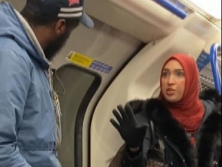 האשה שנחלצה להגנת המשפחה מפני הנוסע האנטישמי (צילום: skynews)