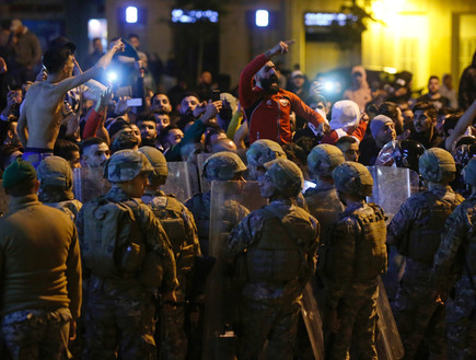 המשטרה והצבא בניסיונות להפריד בין קבוצות המפגינים (צילום: רויטרס_)