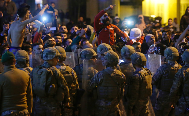 המשטרה והצבא בניסיונות להפריד בין קבוצות המפגינים (צילום: רויטרס_)
