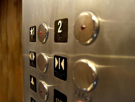 כפתורי מעלית (צילום: russ ward, unslpash)