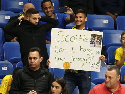 אוהדי מכבי. נראו פחות מחוייכים בסיום (אלן שיבר)