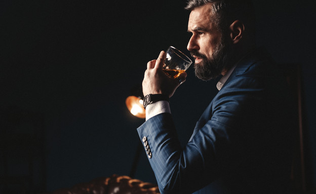 גבר שותה וויסקי (צילום: shutterstock, Nadezda Barkova)