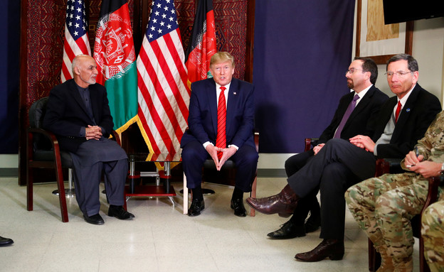 טראמפ בביקור באפגניסטן (צילום: reuters)