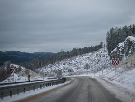 דרך מושלגת בנורווגיה (צילום: ינון בן שושן, mako חופש)