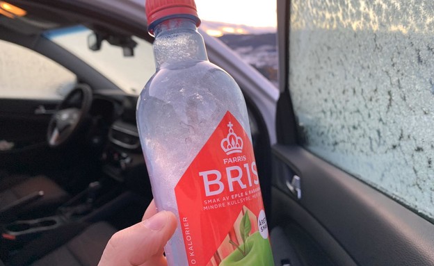 בקבוק מים שקפא באוטו (צילום: ינון בן שושן, mako חופש)