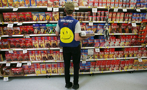 עובד של וולמארט בחנות באוהיו (צילום: Chris Hondros, GettyImages IL)