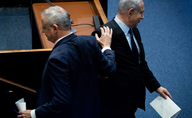 בנימין נתניהו בני גנץ מתחבקים