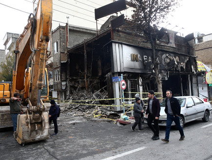 בנק שרוף בעקבות ההפגנות באירן (צילום: רויטרס_)