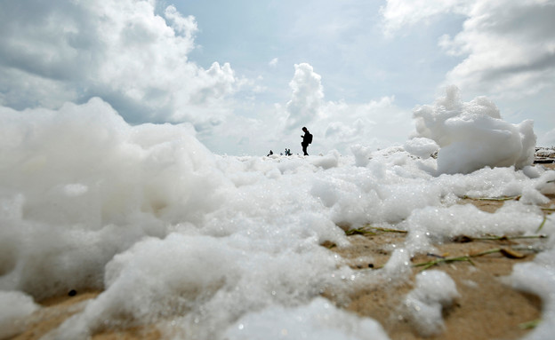קצף לבן שמזהם את חוף מרינה ביץ' בהודו (צילום: רויטרס)