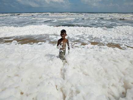 קצף לבן שמזהם את חוף מרינה ביץ' בהודו (צילום: רויטרס, רויטרס_)