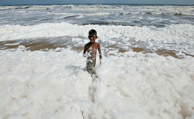 קצף לבן שמזהם את חוף מרינה ביץ' בהודו (צילום: רויטרס, רויטרס_)