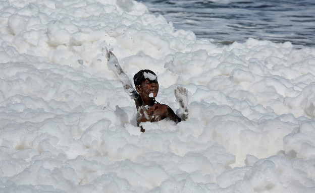 קצף לבן שמזהם את חוף מרינה ביץ' בהודו 3 (צילום: רויטרס, רויטרס_)