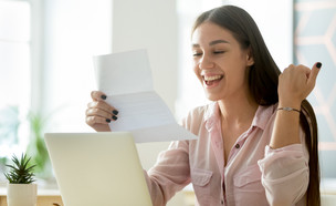 עובדת שמחה (צילום: By fizkes, shutterstock)