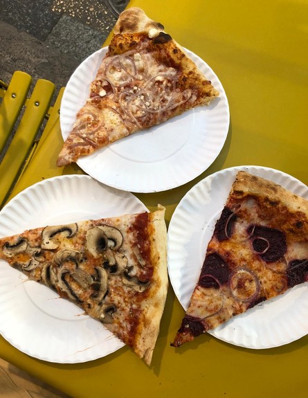 קראפט פיצה - שלושה משולשים עם תוספות  (צילום: איילה כהן, mako אוכל)