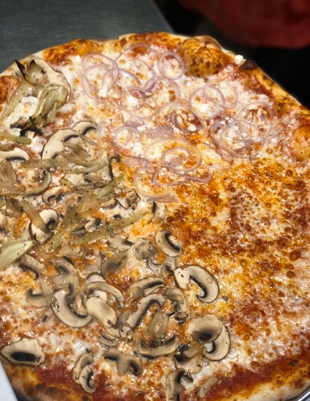 קראפט פיצה - מגש מבעבע טרי מהתנור (צילום: איילה כהן, mako אוכל)