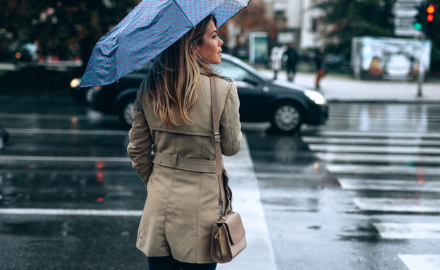 אישה בגשם (צילום:  bbernard, shutterstock)