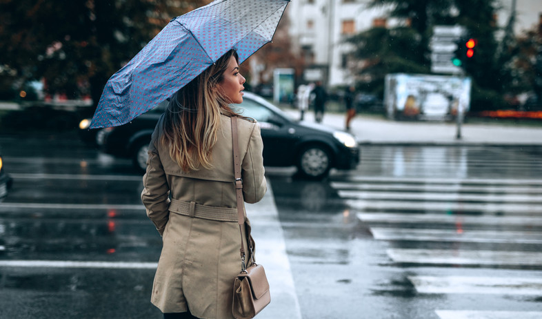 אישה בגשם (צילום:  bbernard, shutterstock)