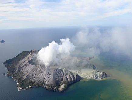 התפרצות הר הגעש בניו זילנד (צילום: AP)