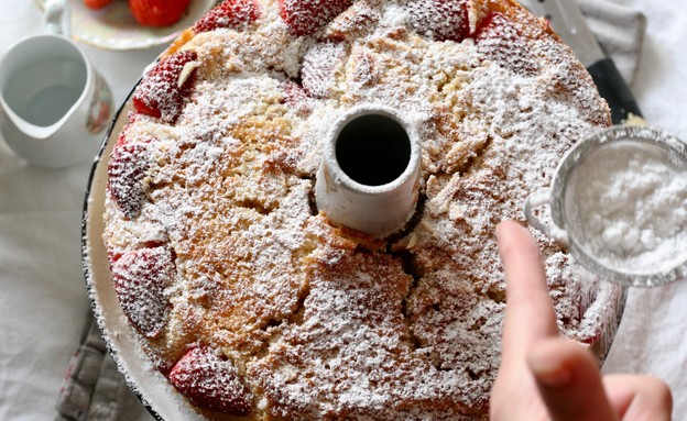 עוגת ריקוטה ותותים - אבקת סוכר (צילום: קרן אגם, אוכל טוב)