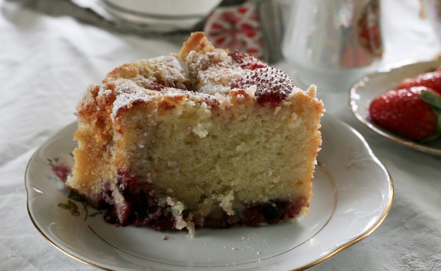 פרוסה של עוגת ריקוטה ותותים