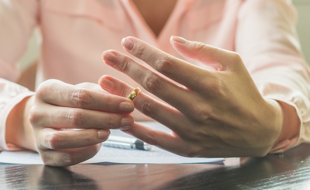 אישה מורידה טבעת נישואים