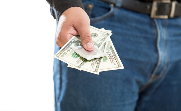גבר מושיט יד עם כסף (צילום: ShutterStock)
