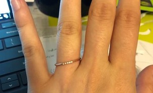 טבעת אירוסים דקיקה (צילום: Facebook)