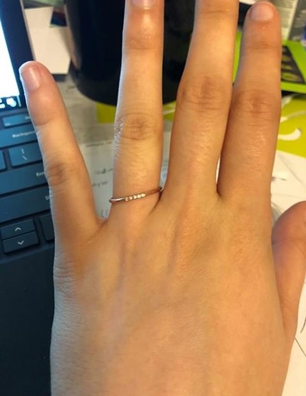 טבעת אירוסים דקיקה (צילום: Facebook)
