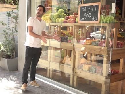 אלירז שדה וחנות הירקות שלו בתל אביב (צילום: החדשות12)