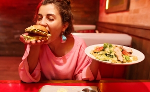 אישה אוכלת הרבה (צילום: khrystyna boiko, shutterstock)