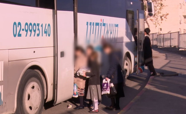צפיפות האוטובוסים בבית שמש (צילום: החדשות12)