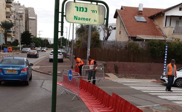 מחסומים לשינוי זרימת המים בכניסות לרחוב 'הנמר' בשכ מחסומים לשינוי זרימת המים בכניסות לרחוב 'הנמר' בשכ
