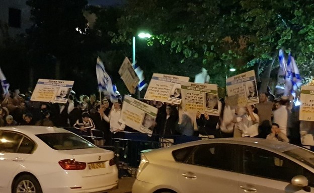 הפגנה מול ביתו של חולדאי נגד תחבורה ציבורית בשבת