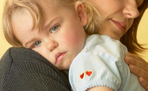 אמא מחבקת ילדה עצובה (צילום: אימג'בנק / Thinkstock)