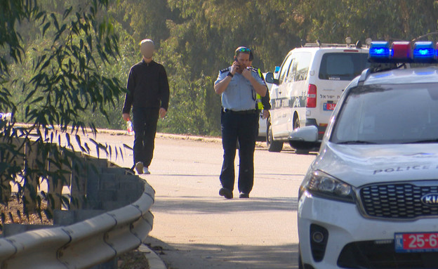 הנהג שדרס למוות את תומר ואת יניב בזירת התאונה‎ (צילום: החדשות12)