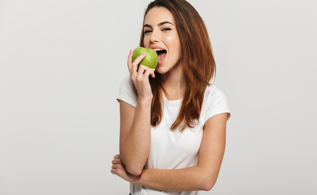 אישה אוכלת תפוח (צילום:  Dean Drobot, shutterstock)